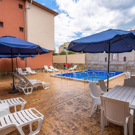 Family Hotel Preslav Extérieur photo