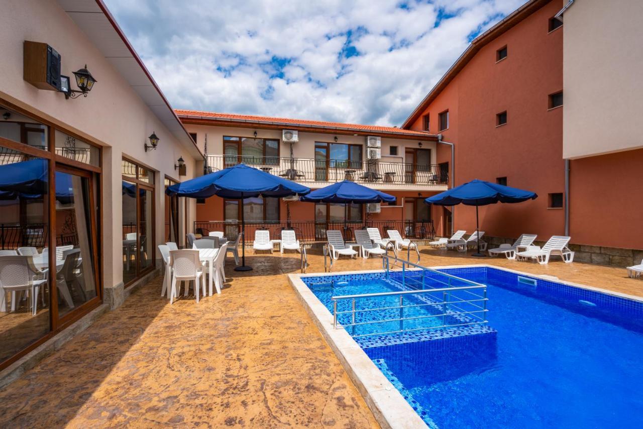 Family Hotel Preslav Extérieur photo