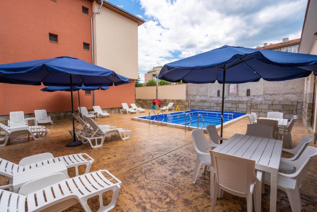 Family Hotel Preslav Extérieur photo