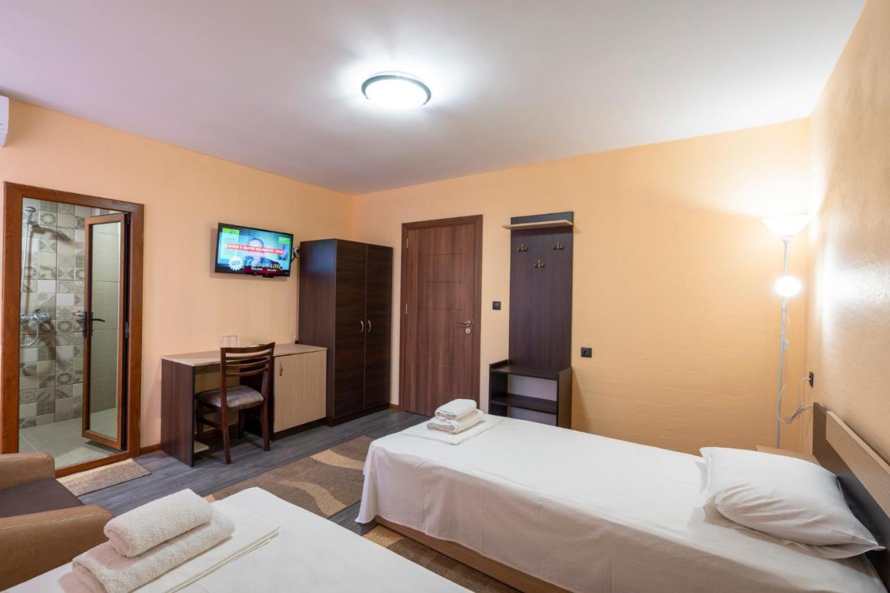 Family Hotel Preslav Extérieur photo
