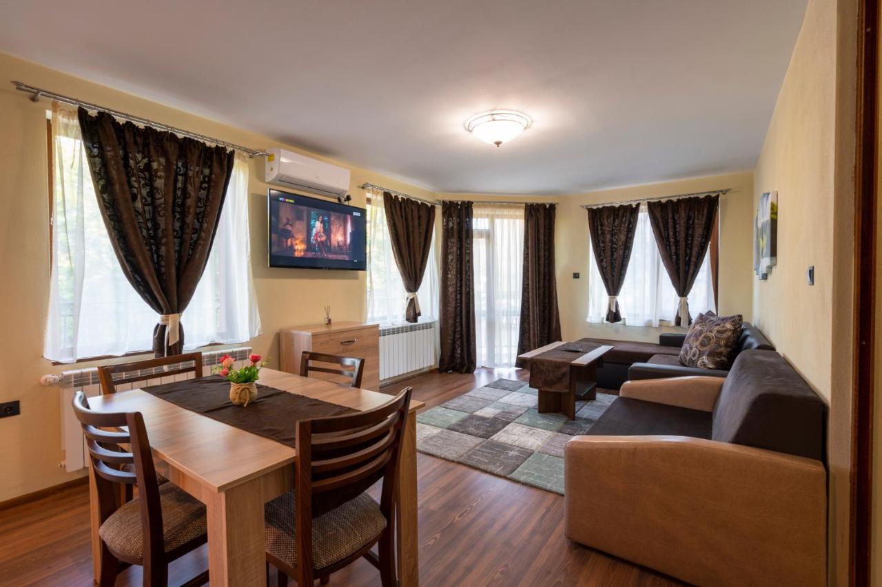 Family Hotel Preslav Extérieur photo