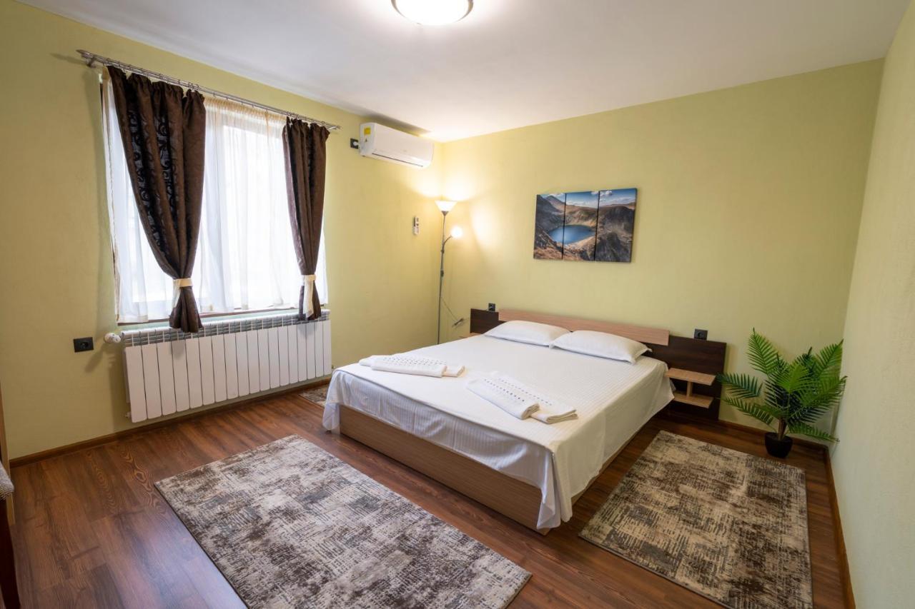 Family Hotel Preslav Extérieur photo