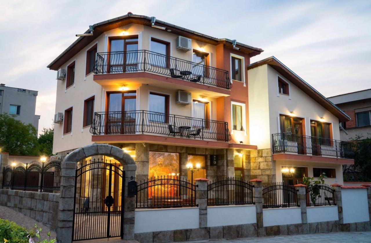 Family Hotel Preslav Extérieur photo